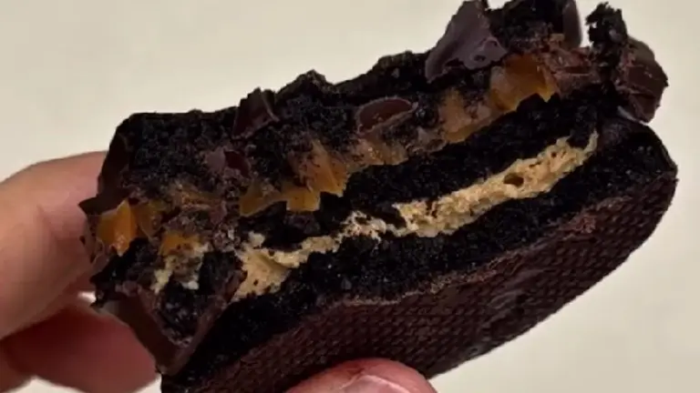 Esta marca extranjera de alfajores lanza su versión del alfajor chocotorta