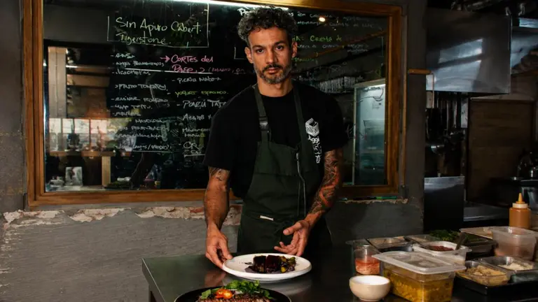 Entre ollas y vinilos; la historia del chef venezolano que volvió a empezar en Argentina