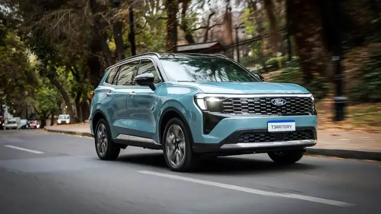 ford territory frente y lateral en ruta. foto oficial