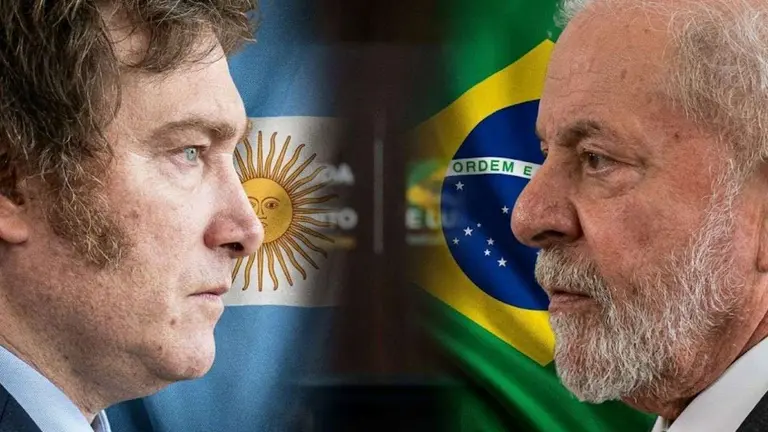 Milei frente a Lula con banderas de Argentina y Brasil de fondo. Imagen generada con IA