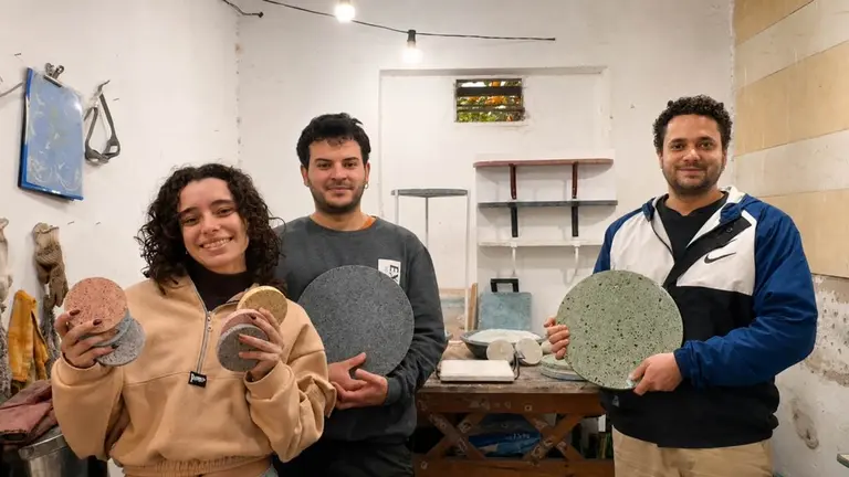Facundo Rodríguez Moreau, Nicolás Josué García y Juliana Rodríguez Moreau de Bruta Laboratorio en su taller, foto gentileza Bruta Laboratorio 