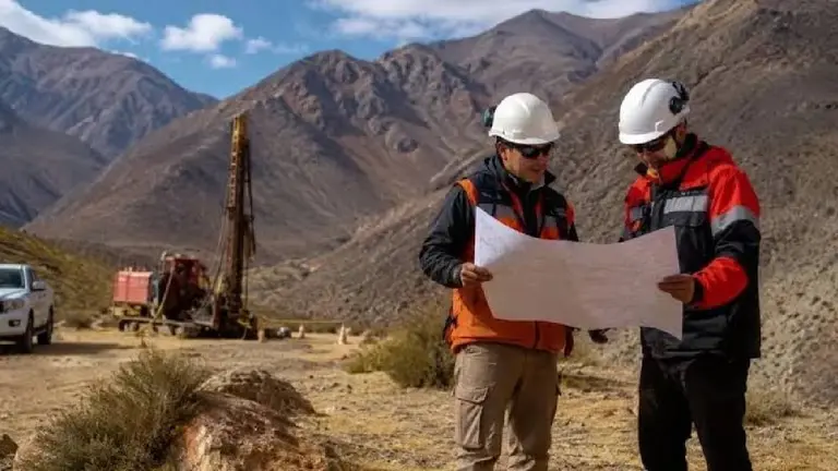 Representantes de BHP explorando zona (foto de archivo)