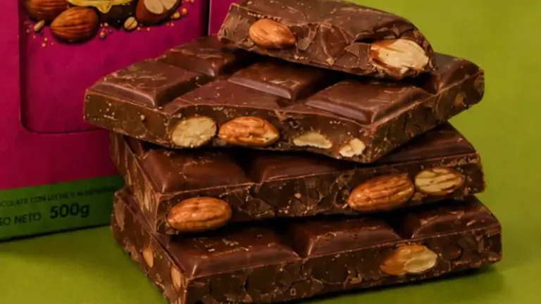 La marca de alfajores que no para de crecer sacó a la venta tabletas de chocolate premium