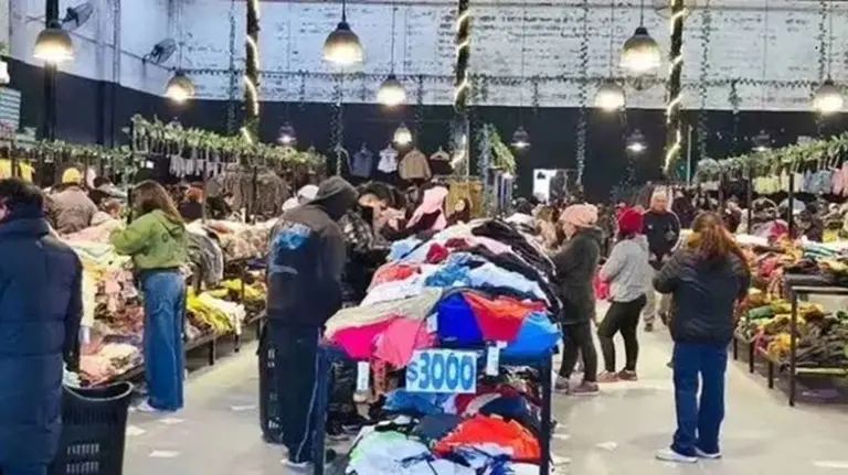 La nueva megatienda del Conurbano que vende ropa desde $3.000 y zapatillas desde $10.000