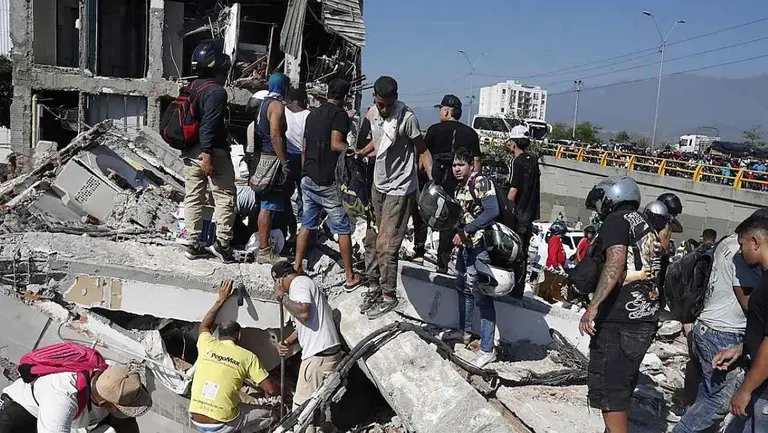personas saliendo entre escombros terremoto Colombia