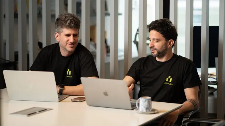 Crearon una startup para que las desarrolladoras inmobiliarias vendan más departamentos en pozo