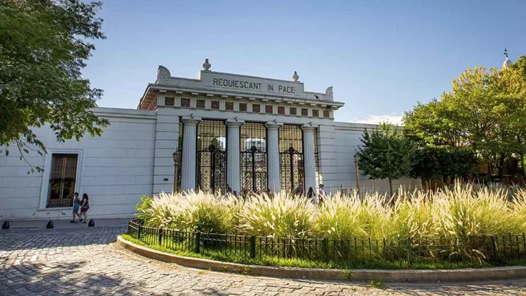 Entrada al cementerio de la Recoleta