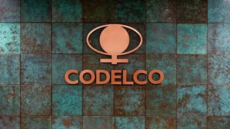 Logo de empresa minera Codelco sobre un fondo de bloques verdes y negros