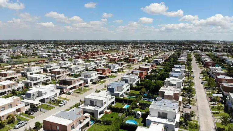 Barrio con casas nuevas en zona norte