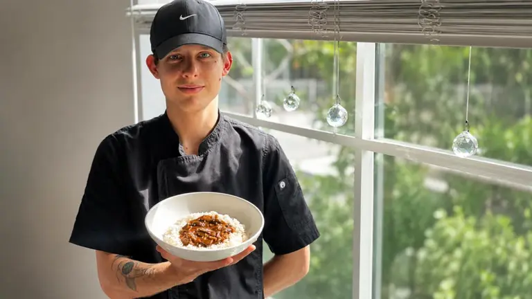Valentín Vivas Borghi, creador de Razion con uno de sus platos