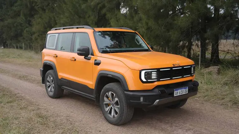 Baic BJ40 Pro en un camino de tierra. Foto de iProfesional
