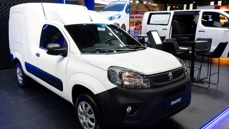 Peugeot Parnet Rapid vista de tres cuarto de perfil. Foto oficial 