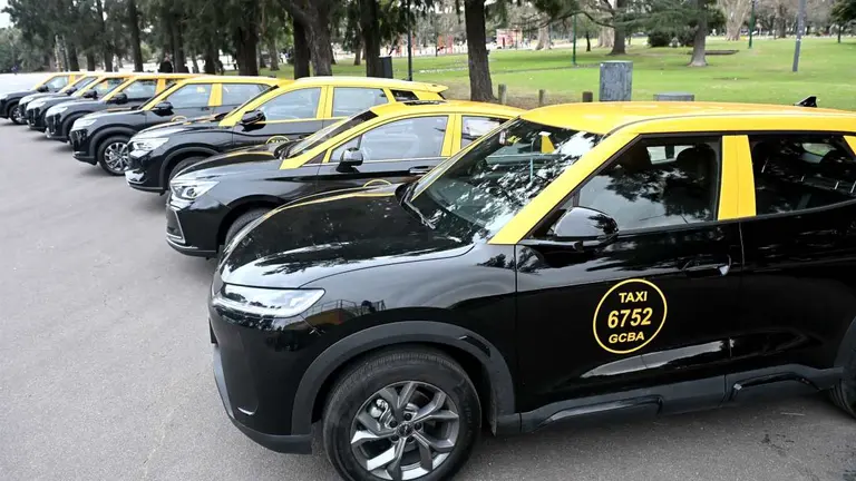 La Ciudad de Buenos Aires quiere transformar los taxis y saca un crédito con tasa del 20%
