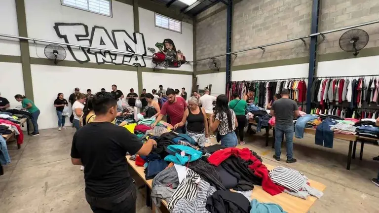 La feria de ropa importada que liquida prendas desde $3.000 y llega a San Justo