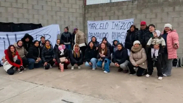 Empresario comunicó entre lágrimas el cierre de dos fábricas y los 120 despidos y culpó a "la política"