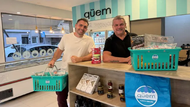 El dueño de la marca junto a su hijo en un local exhibiendo sus productos (foto: oficial de la marca)