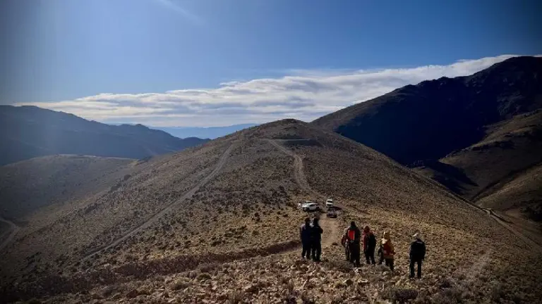 Un grupo de personas en el Valle de Chita, en la cordillera sanjuanina