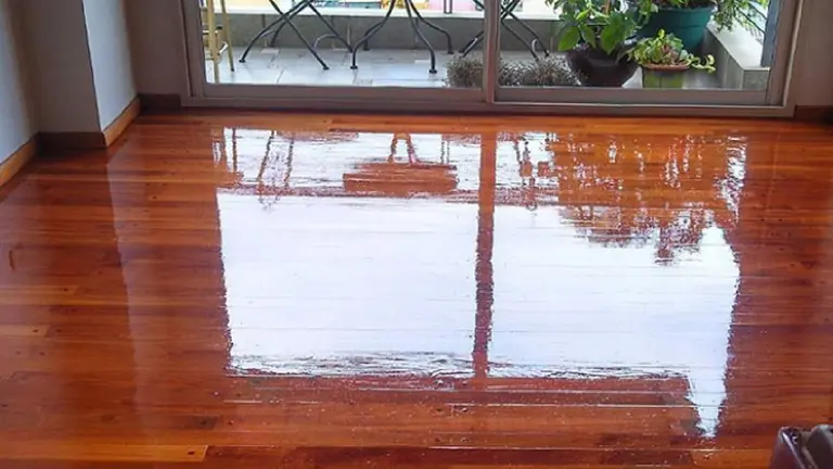 Piso de madera plastificado en una habitación