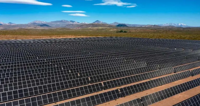 Parque solar híbrido comunitario en Iglesia, San Juan