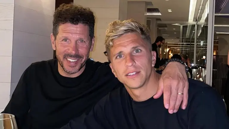 Gianluca Simeone posando junto a su padre, Diego ''El Cholo' Simeone