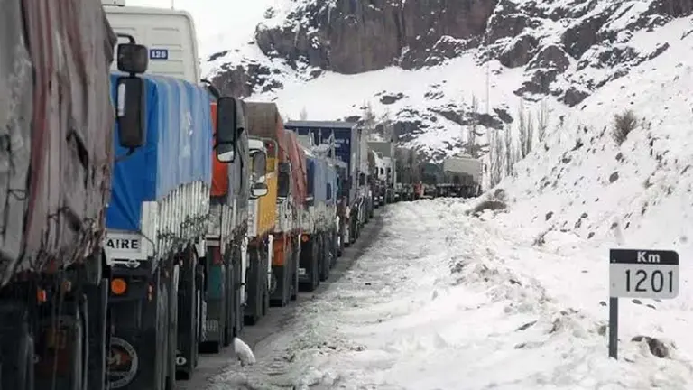 Camiones varados en la ruta ante el cierre del Paso Cristo Redentor