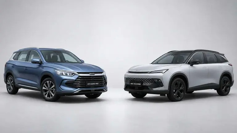 BYD Song Pro frente a Baic X55 Hybrid. Foto creada por IA.
