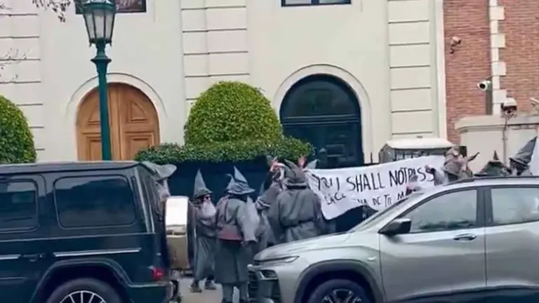 Manifestantes vestidos de Gandalf protestaron contra Peter Thiel tras su inversión de u$s76 millones en Vista Energy
