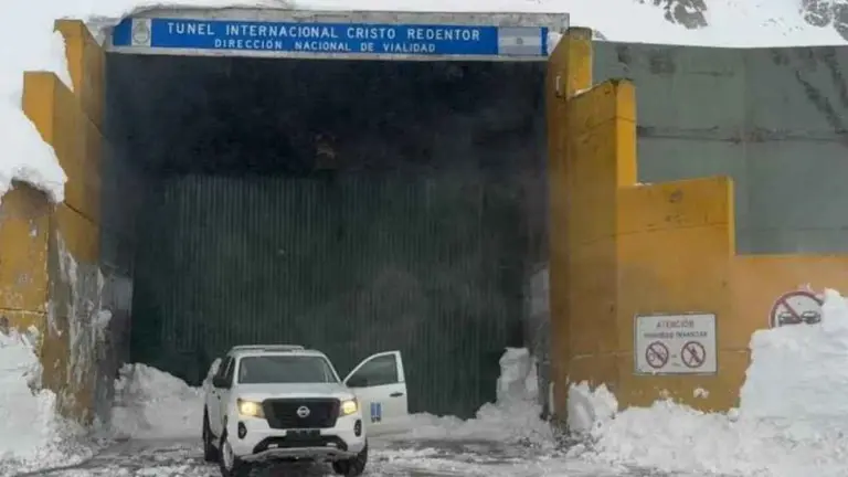 Mendoza reabre el Paso Cristo Redentor tras más de un mes cerrado por las nevadas, pero con tránsito restringido