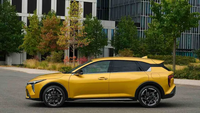 Kia K4 hatch de perfil frente a edificio