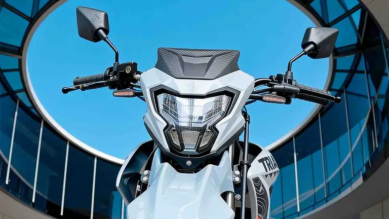 Vista de faro, espejos y luces de moto triax max