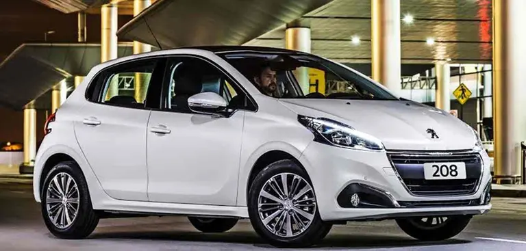 Imagen de un Peugeot 208 usado de color blanco