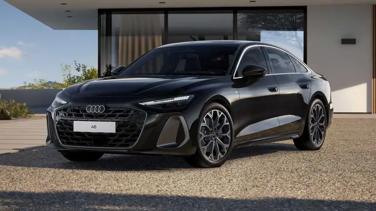 Audi de frente y lateral frente a ventana. Foto oficial.