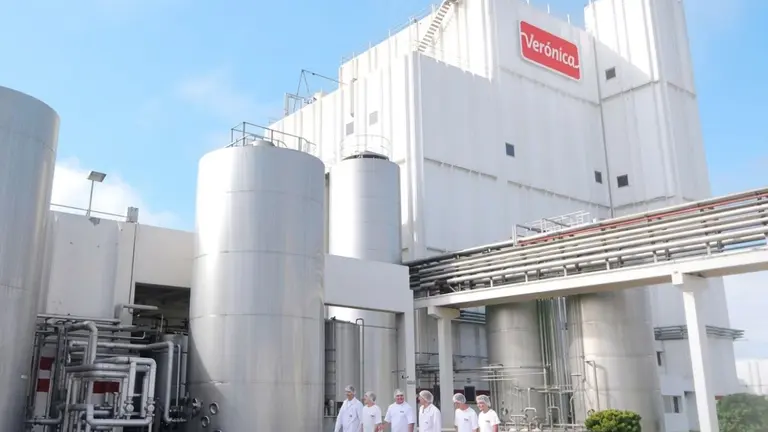 El frente de una planta de Lácteos Verónica, con trabajadores caminando