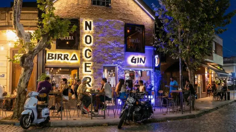 El frente de un local de Bocera Birra, con gente sentada en mesas afuera