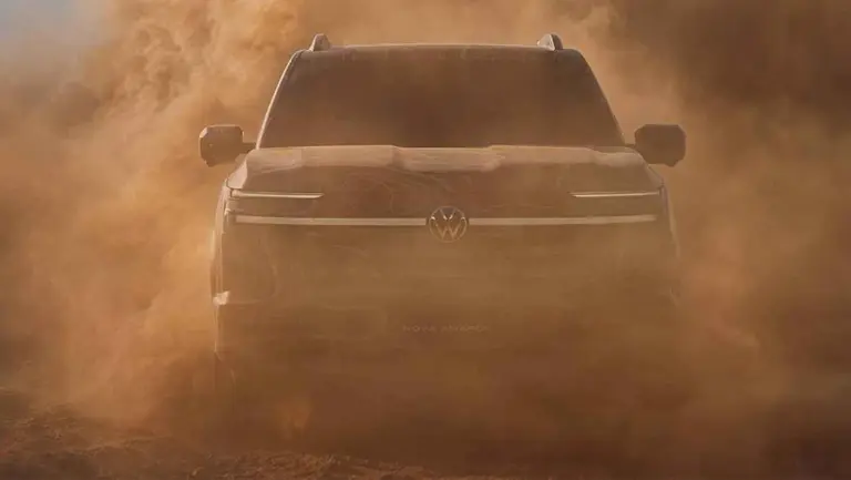 Volkswagen Amarok de frente con tierra alrededor. foto oficial.