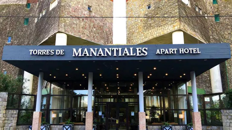 Una imagen del frente del edificio de Torres de Manantiales