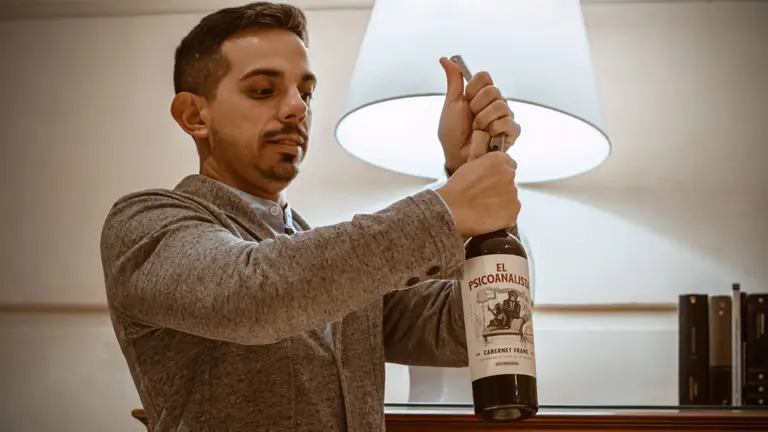 Matías Fantagussi, creador de El Piscoanalista Wines descorcha uno de sus vinos