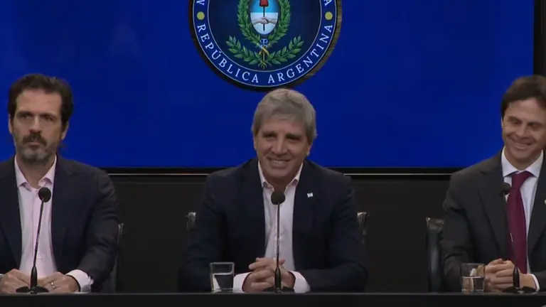 Luis Caputo anunció un plan para impulsar los créditos hipotecarios con fondos del ANSES