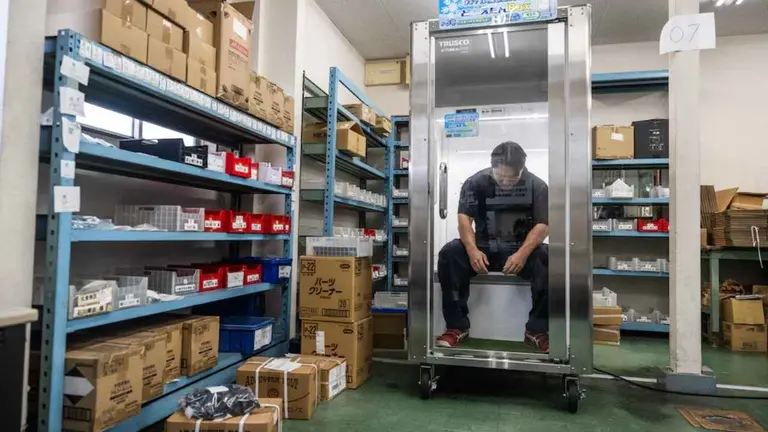 Japón creó una "heladera para humanos" que enfría a 5 °C y busca combatir el golpe de calor