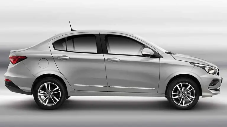 Fiat cronos gris de perfil con fondo liso. 