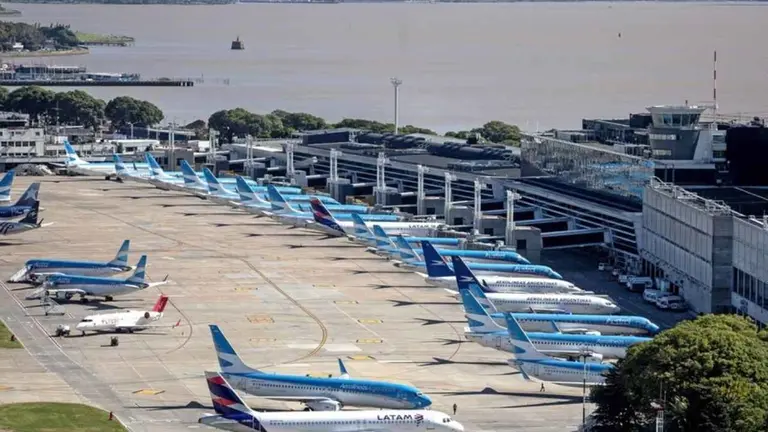 Aeroparque vuelve a operar después de 55 horas de cierre y más de 900 vuelos afectados