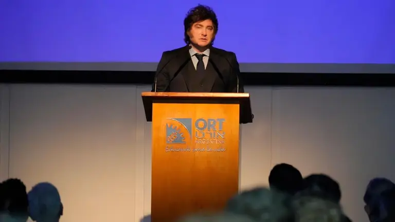 Javier Milei en un escenario, hablando ante alumnos de la ORT