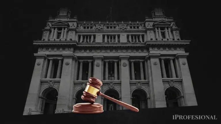 El frente de los Tribunales de Buenos Aires, con un mazo de juez por delante