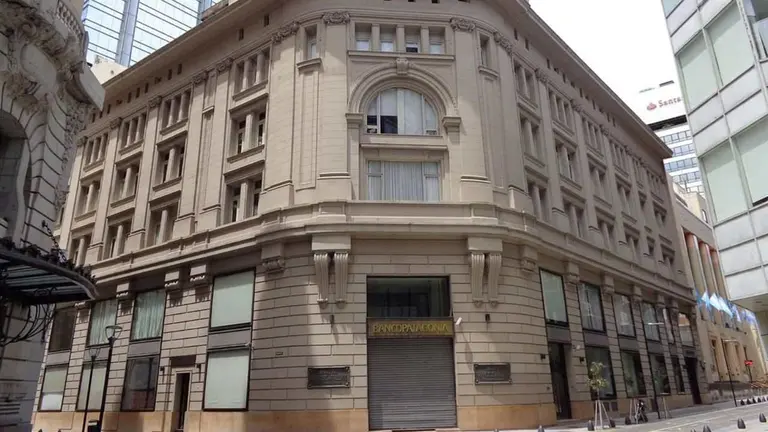 Frente de una sucursal del Banco Patagonia en el centro de Buenos Aires