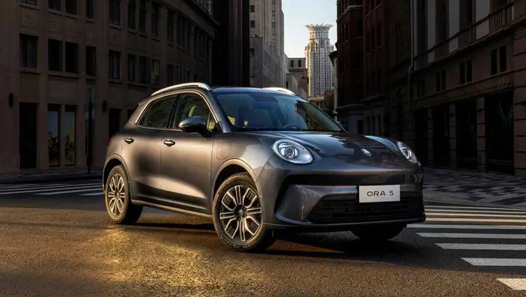 Calle con un auto nuevo Ora 5 HEV de la marca GWM