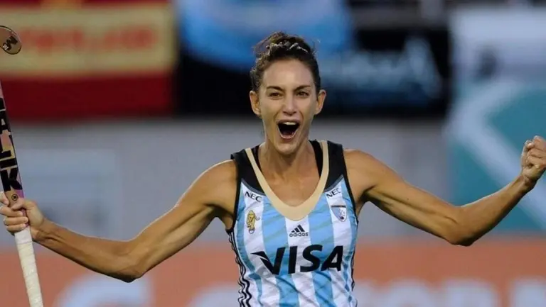 Luciana Aymar con un palo de hockye en la selección nacional