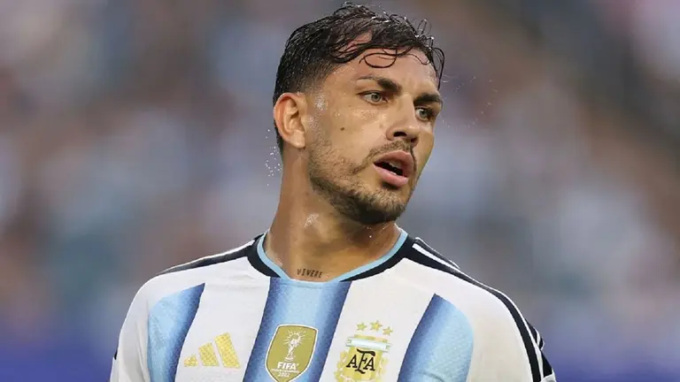 El jugador de fútbol Leandro Paredes con la camiseta de la selección argentina