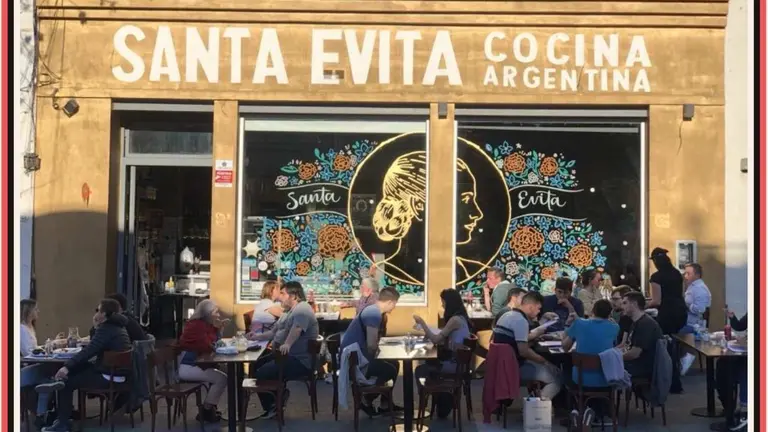 Cierra el restaurante Santa Evita, en Palermo, y culpan a Milei por la decisión