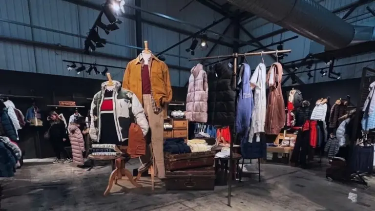 ropa de Superdry en exhibición