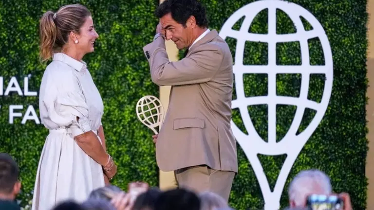 roger federer emocionado junto a su esposa Mirka
